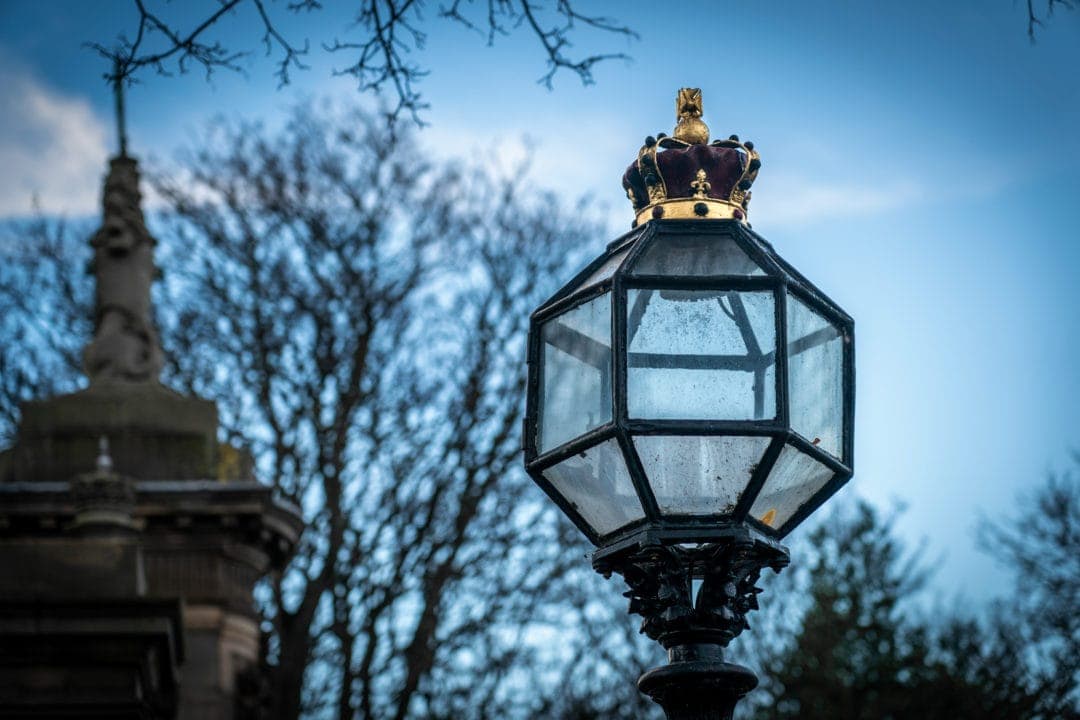 streetlamp-with-crown-on-top