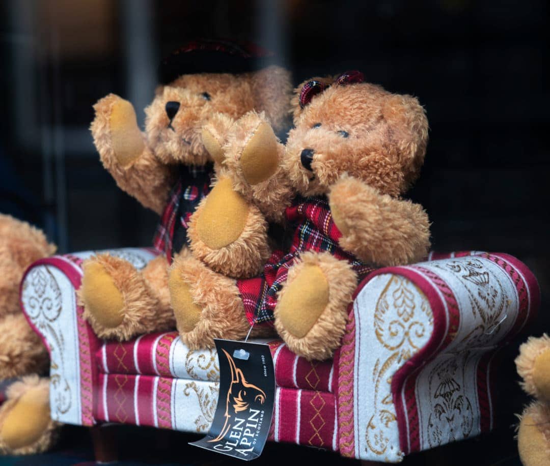teddy-bears-in-window