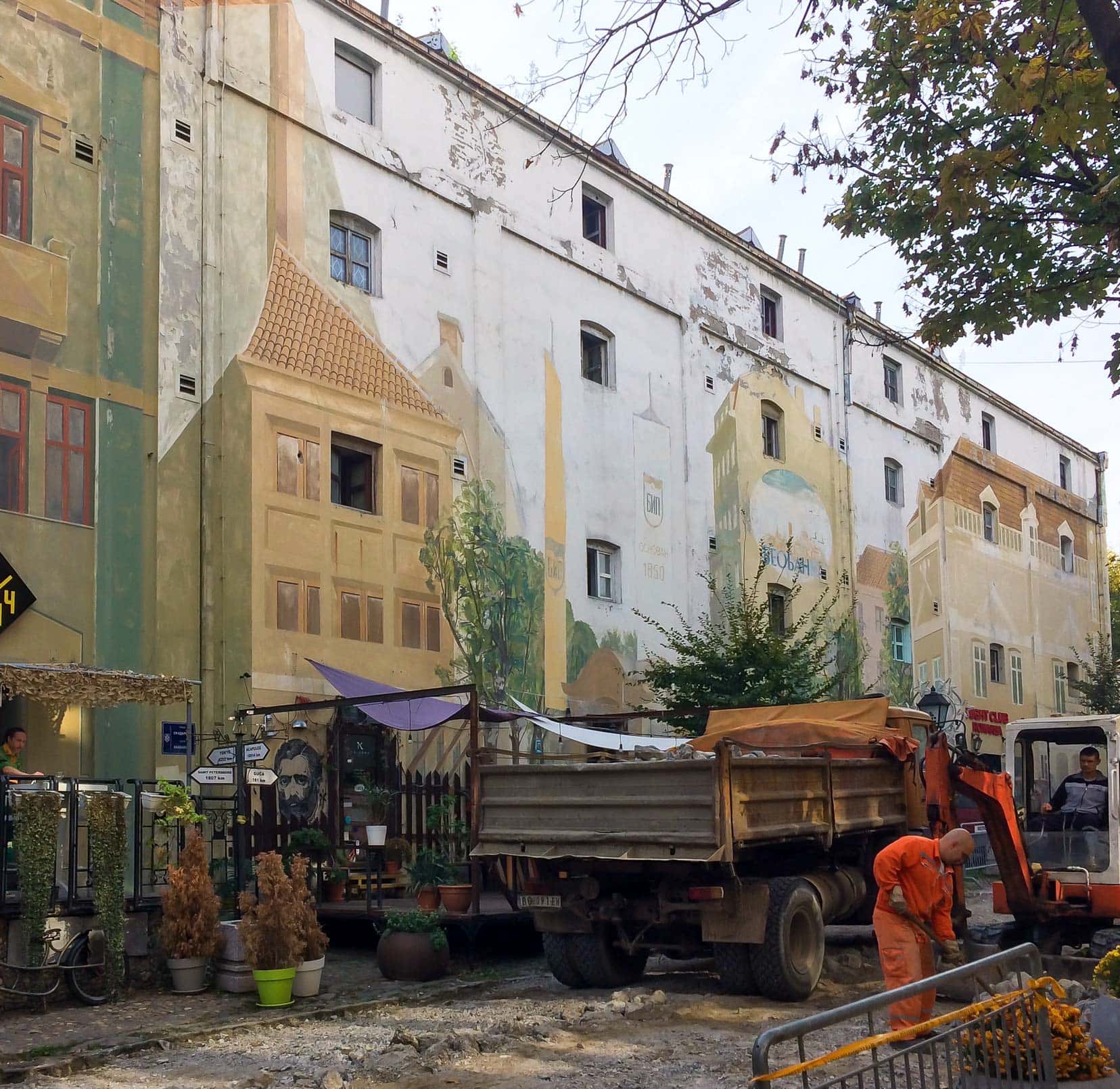 The-painted-walls-on-Skardaska-Street