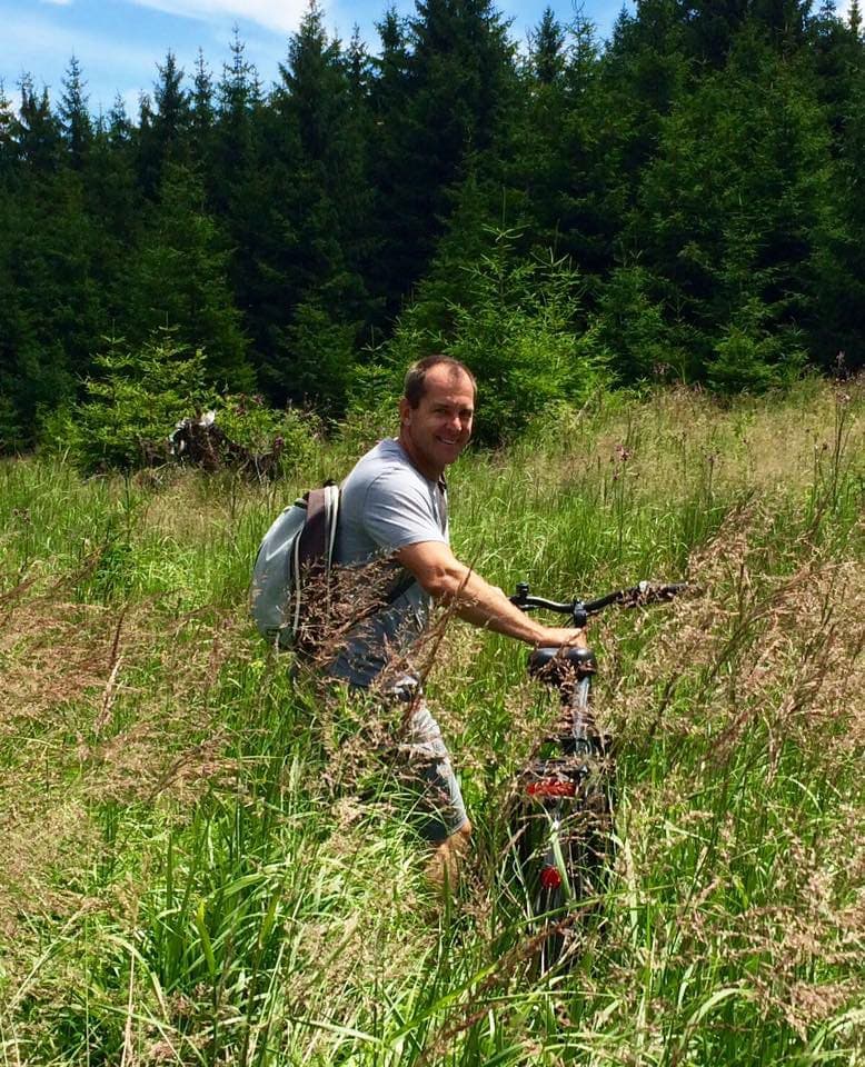 Lars-in-long Grass with a bike -in-Ottenschlagg