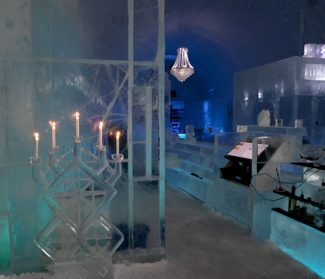 Ice-hotel-bar-sweden