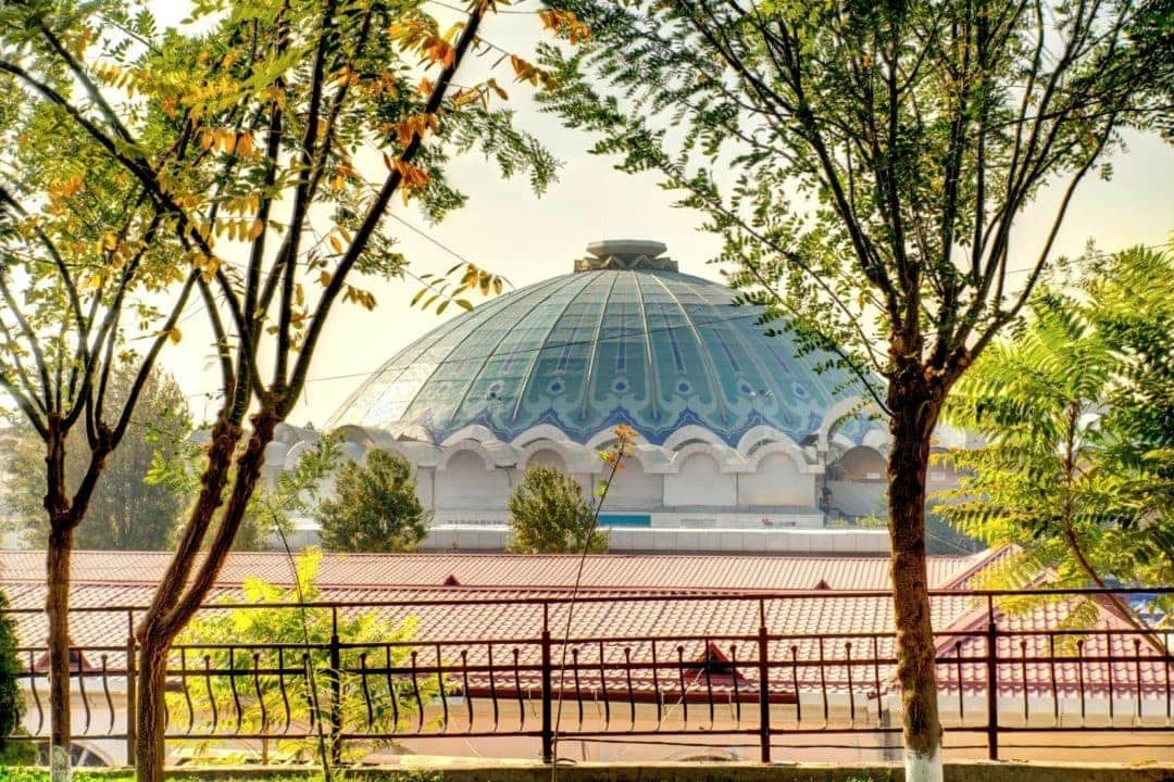 Chorzu Bazaar building dome like with a blue roof on the Uzbekistan itinerary