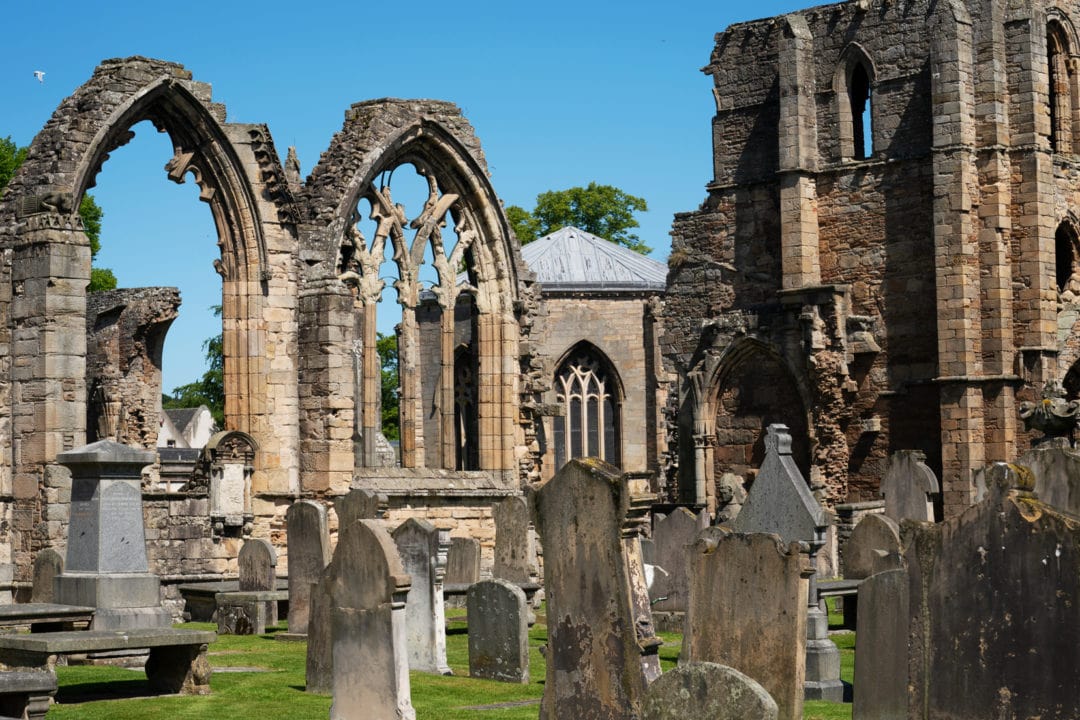 Elgin-Cathedral ruins and gravestones