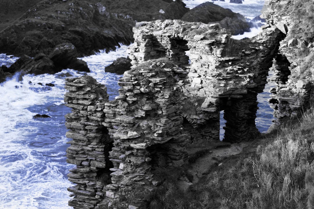Findlater-Csstle-close-up of crumbling ruins on the edge of the cliff
