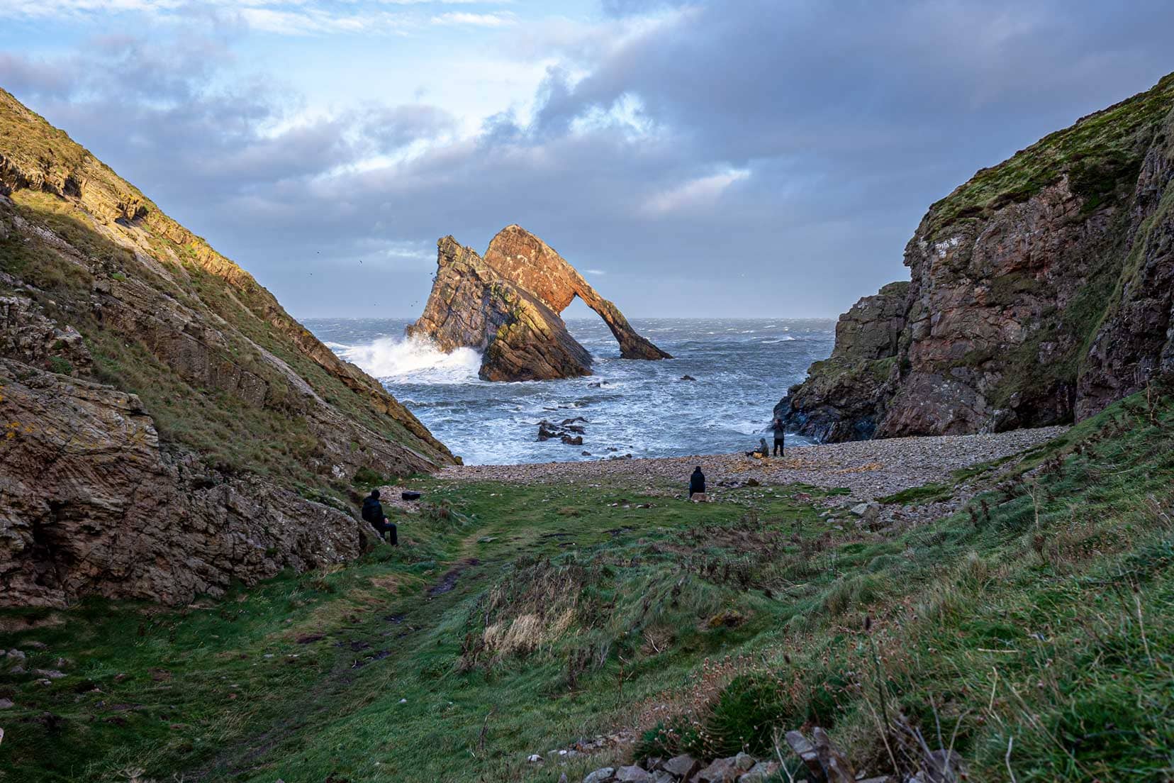 Leading lines of shore to bow Fiddle Rock