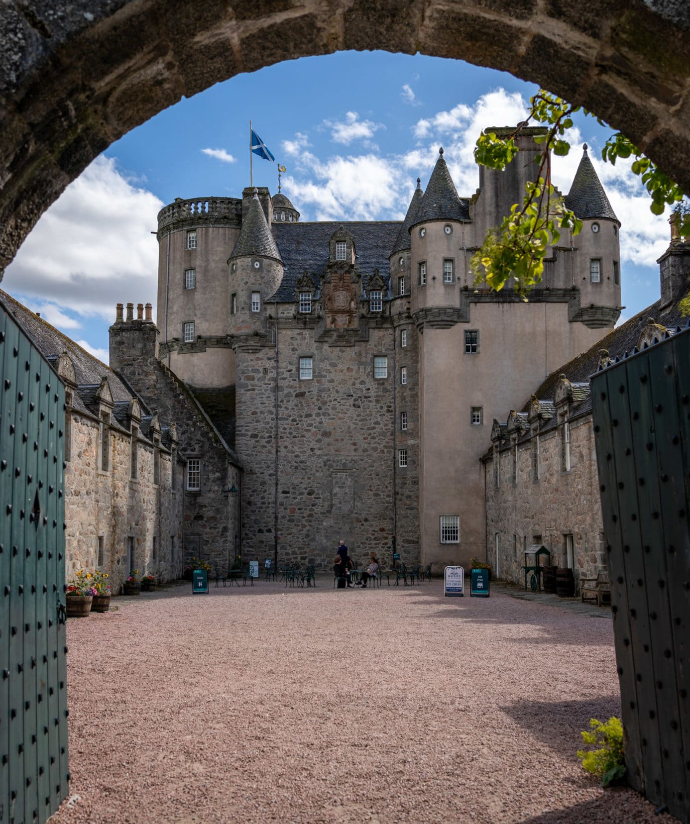 Aberdeenshire castle, Castle-Fraser-entrance