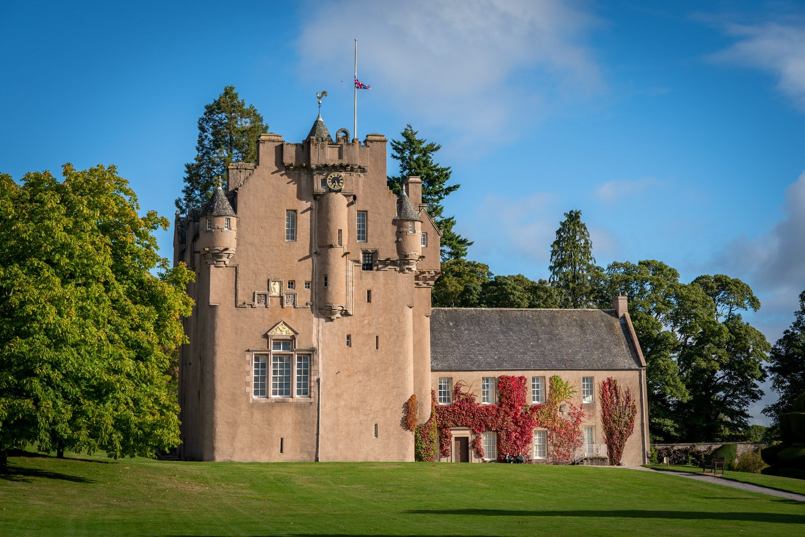 Castle in Aberdeenshire — Crathes-Castle in morning light