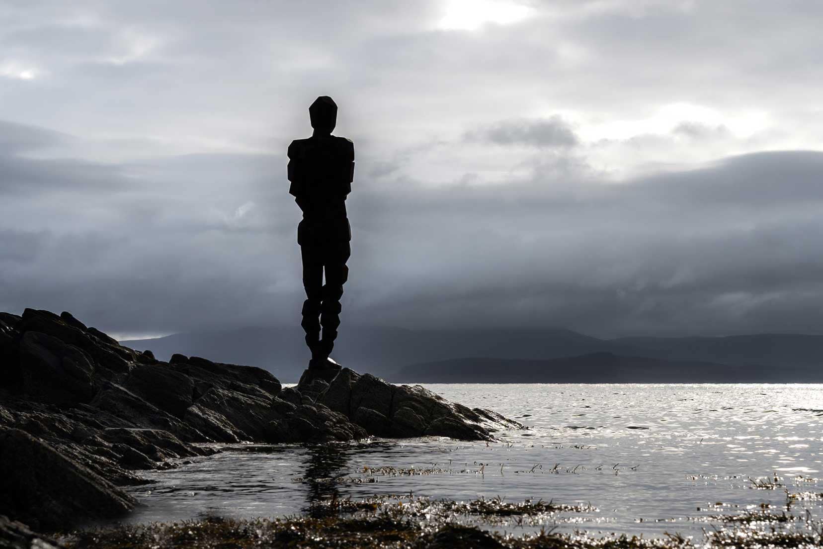 GRIP-statue silhouette lying on the lines making up the rule-of-thirds