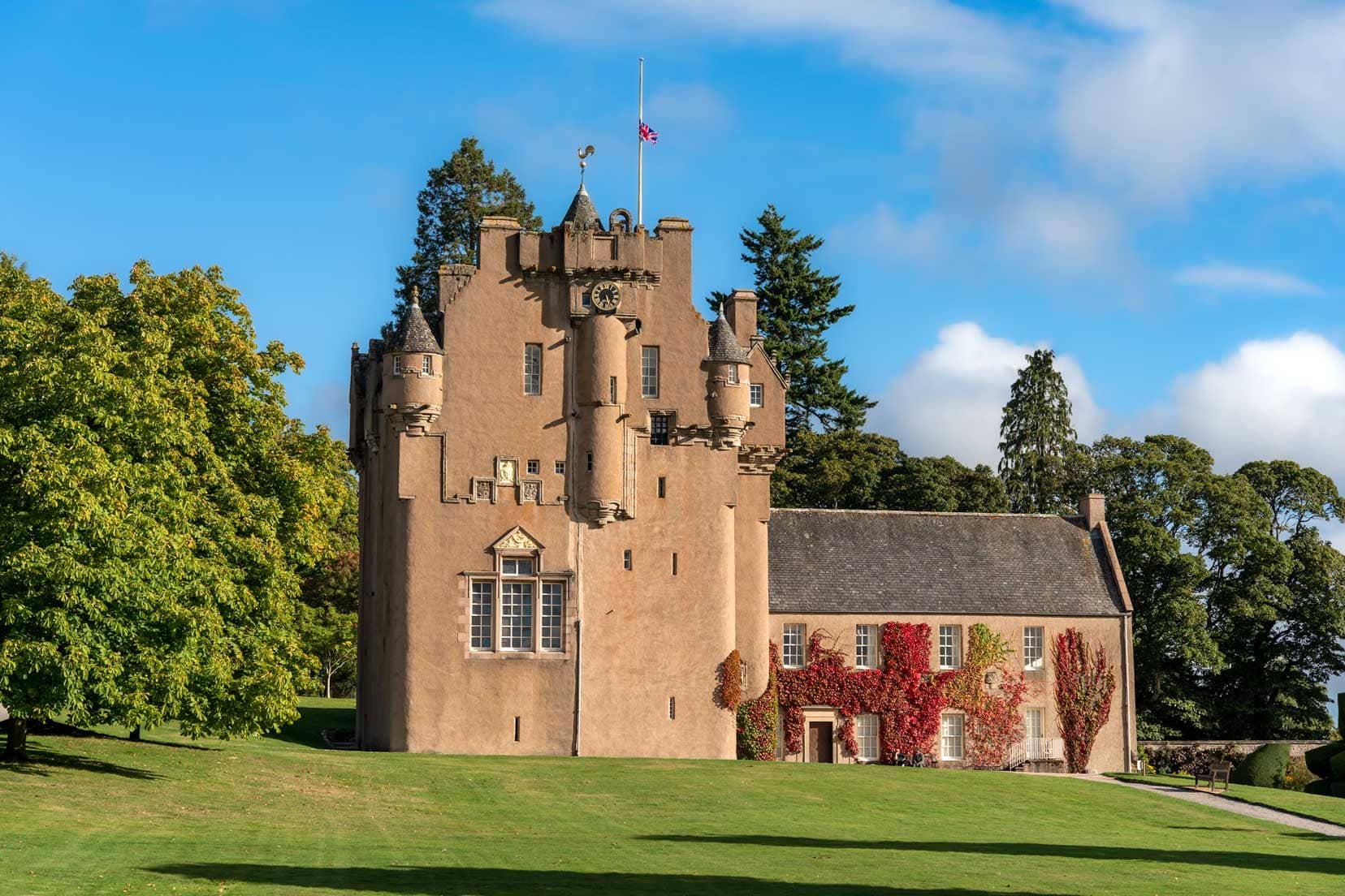 Crathes-Castle from the front 