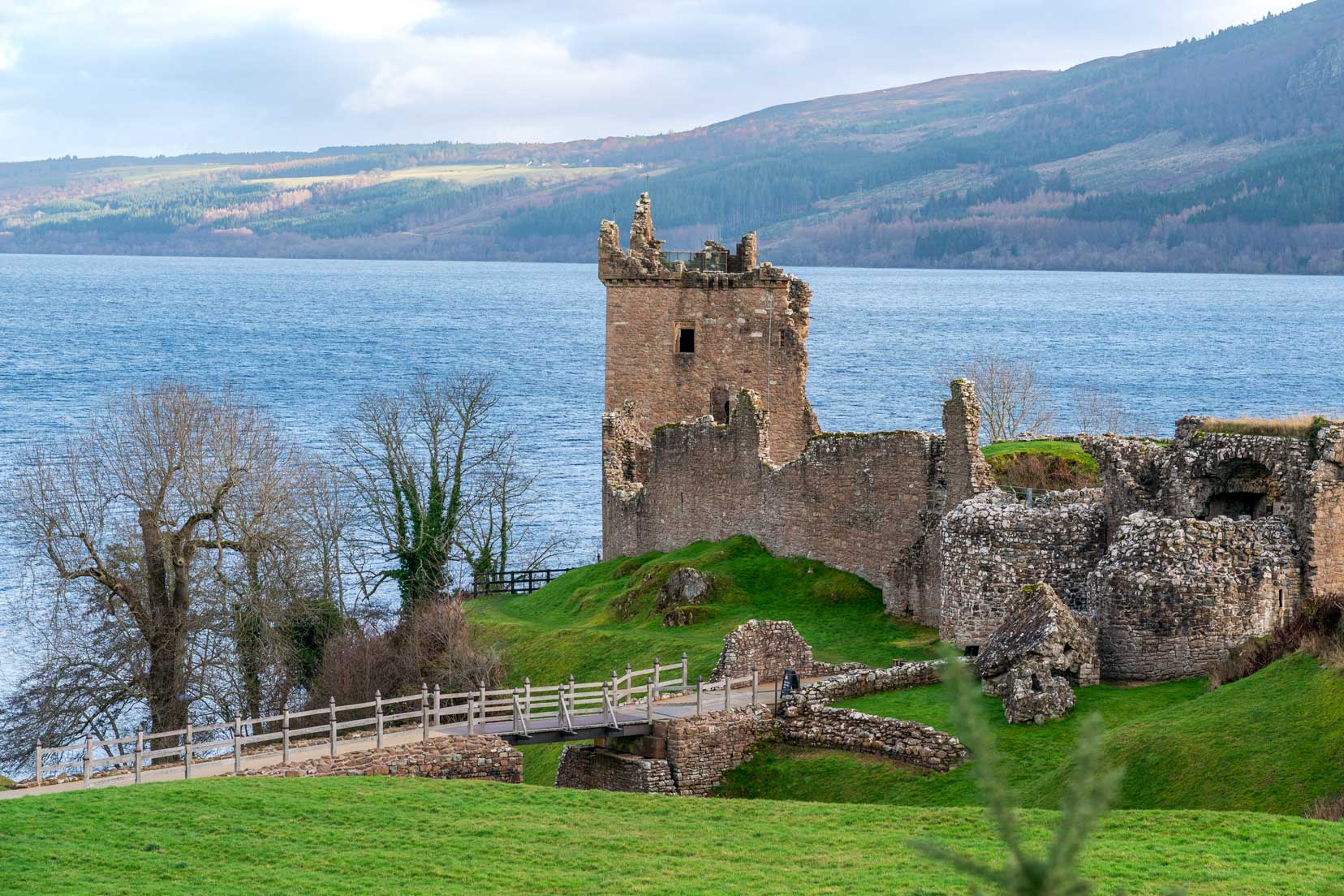 Urquhart-Castle-entrance