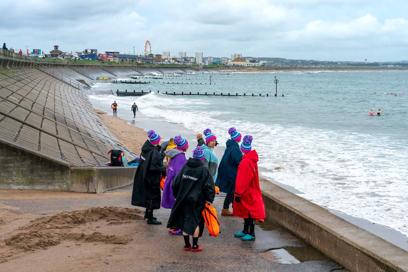 Things-to-do-in-Aberdeen_swimmers-at-Aberdeen-beach