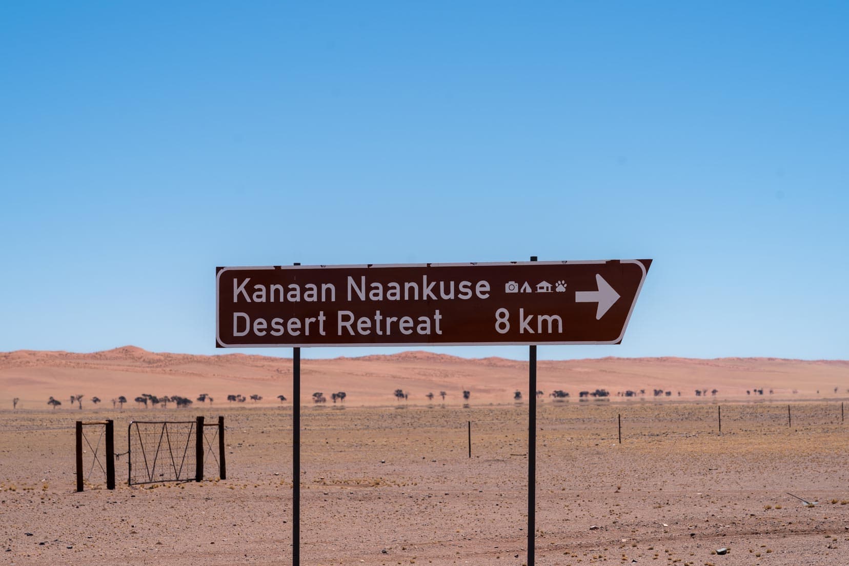 Sign pointing towards Kanaan Desert Retreat 