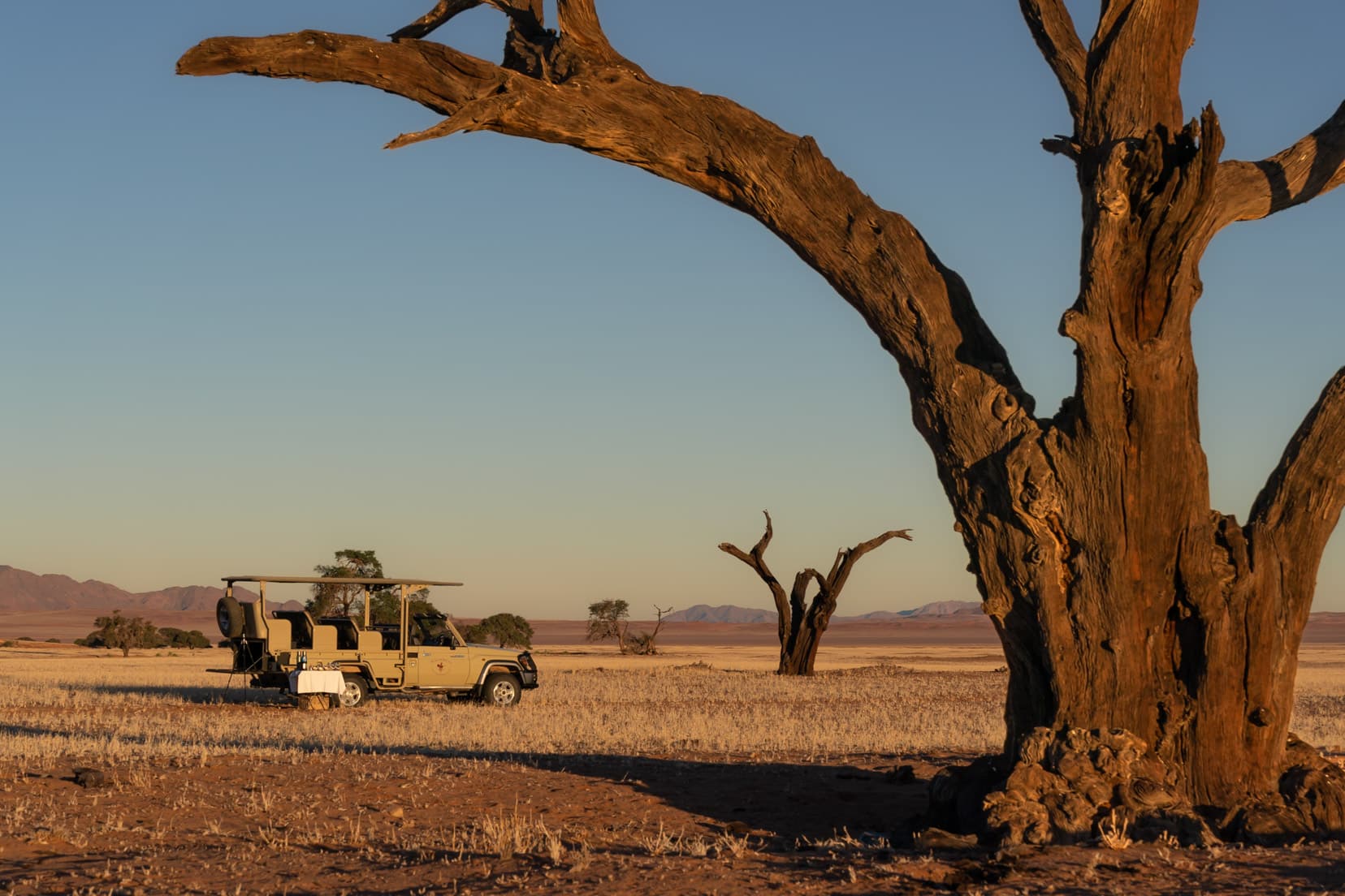 safari-car-in-sunrise-landscape