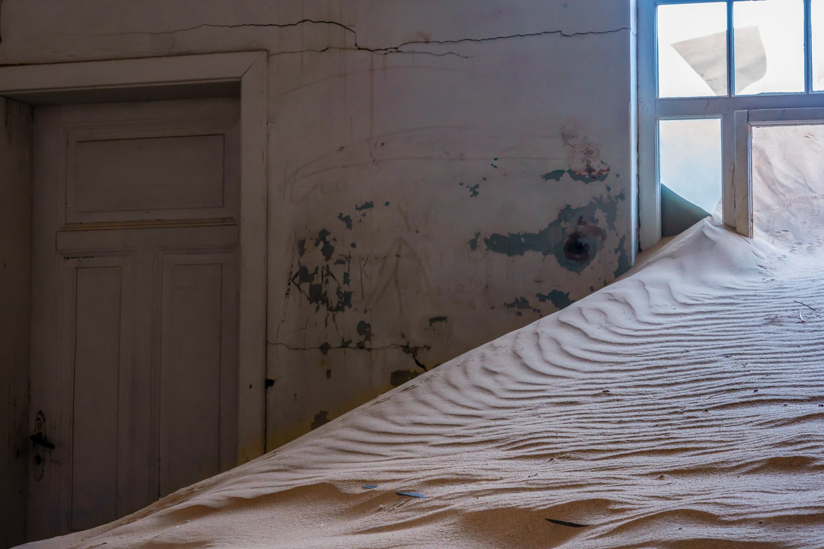 Kolmanskop-sand-in-window