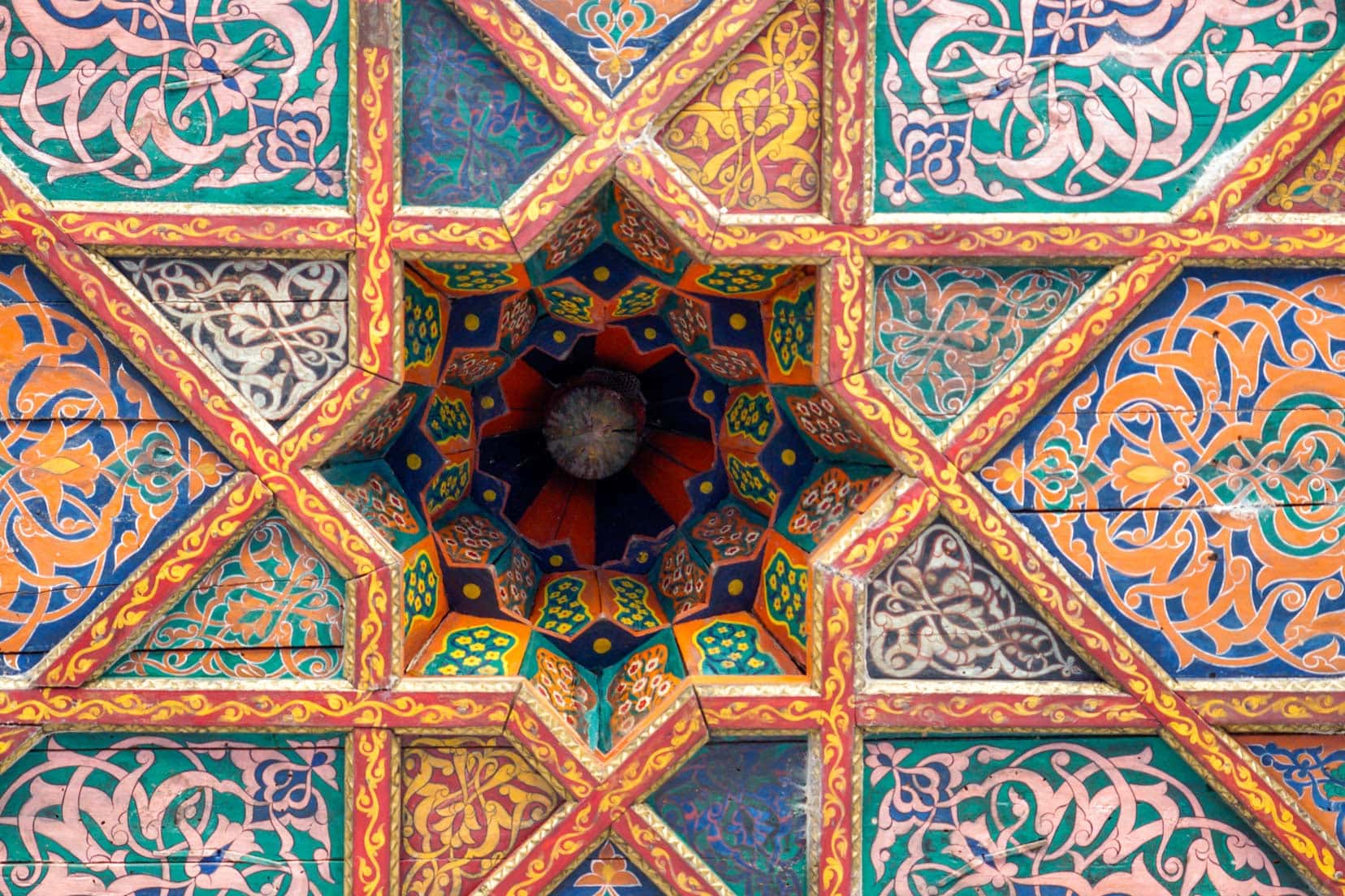 Richly-adorned-ceiling-at-Tash-Khovli-Palace-