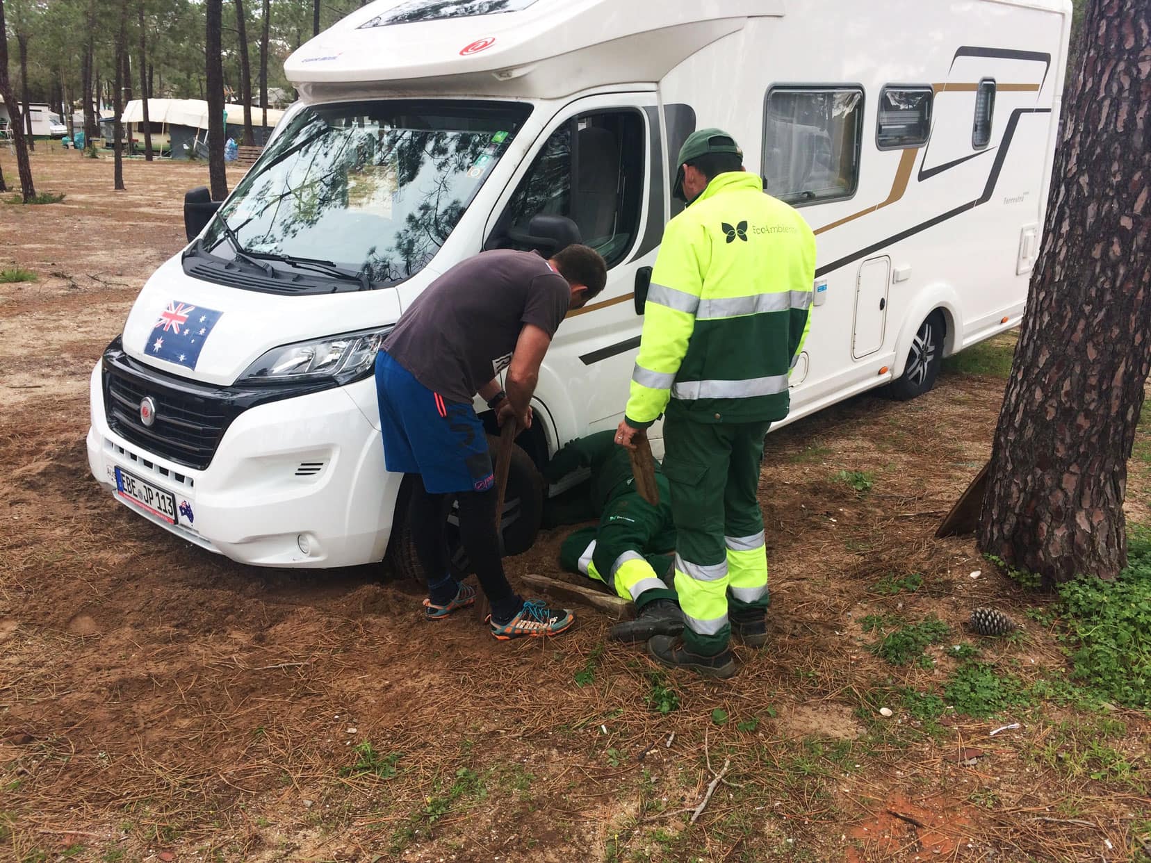 motorhome bogged in sand with lars and two men helping