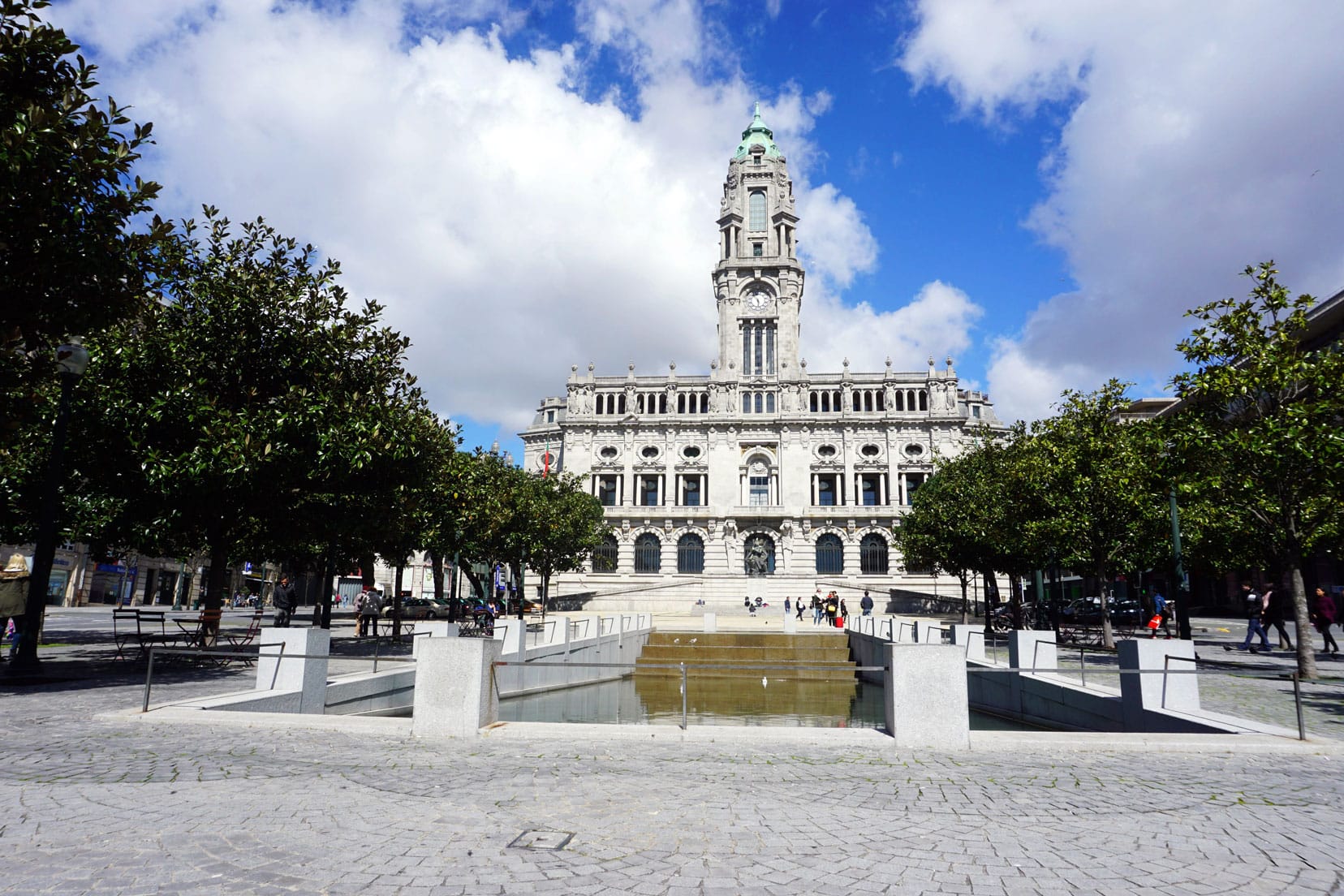 Porto's town Hall, Praco do municipio, a greay building with a central tower and a rectangle pool in front of it