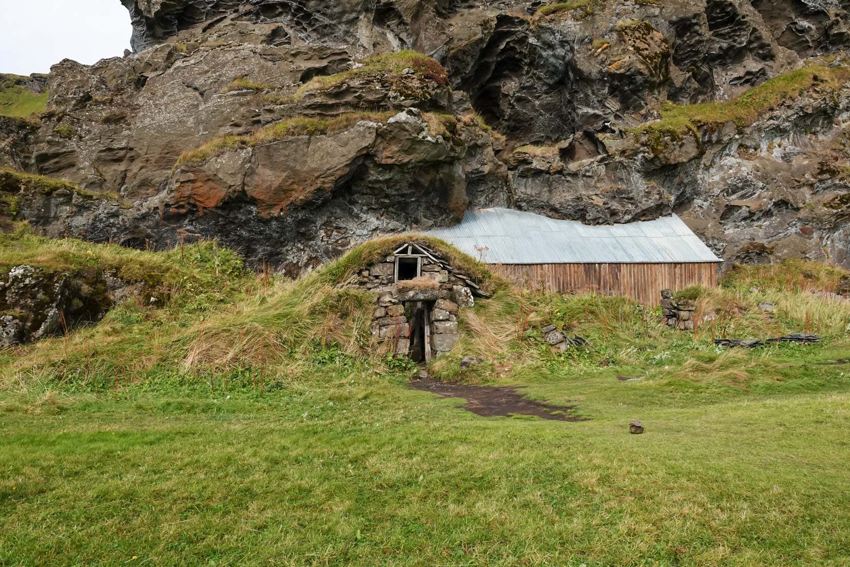 Drangurinn-í-Drangshlíð-caves