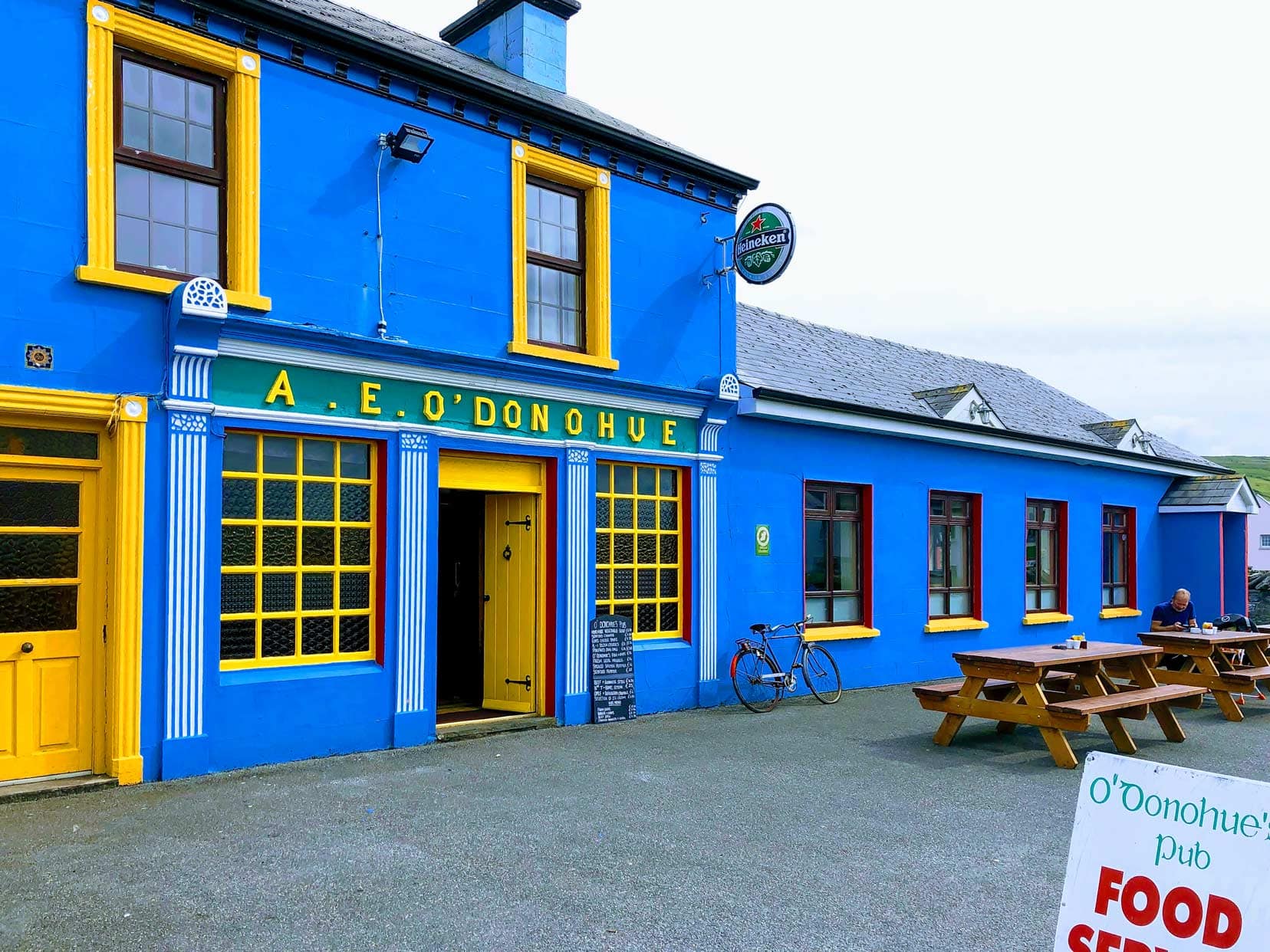 O’Donohues-Pub,-County-Clare,Blue and yellow building