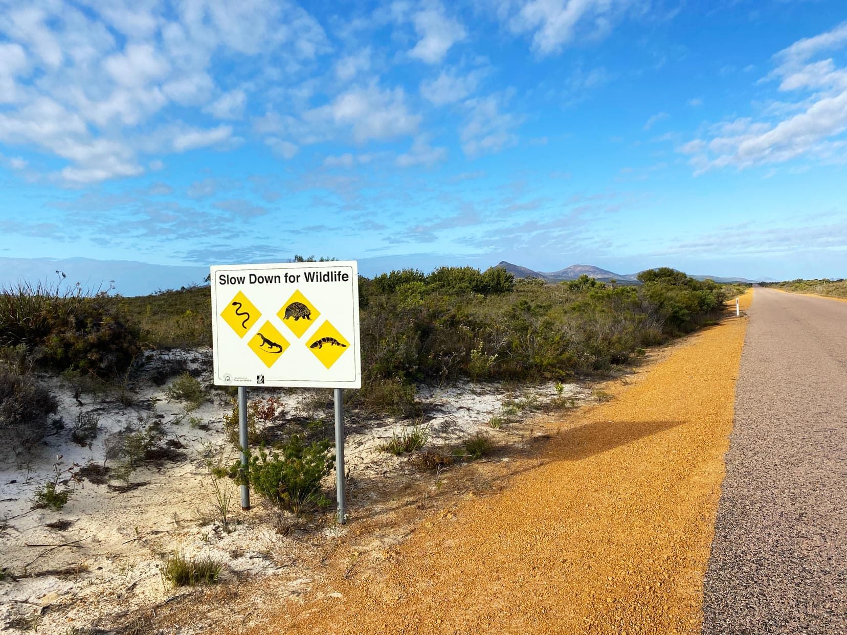 Lucky-Bay-wildlife-sign on the road into cape le grand