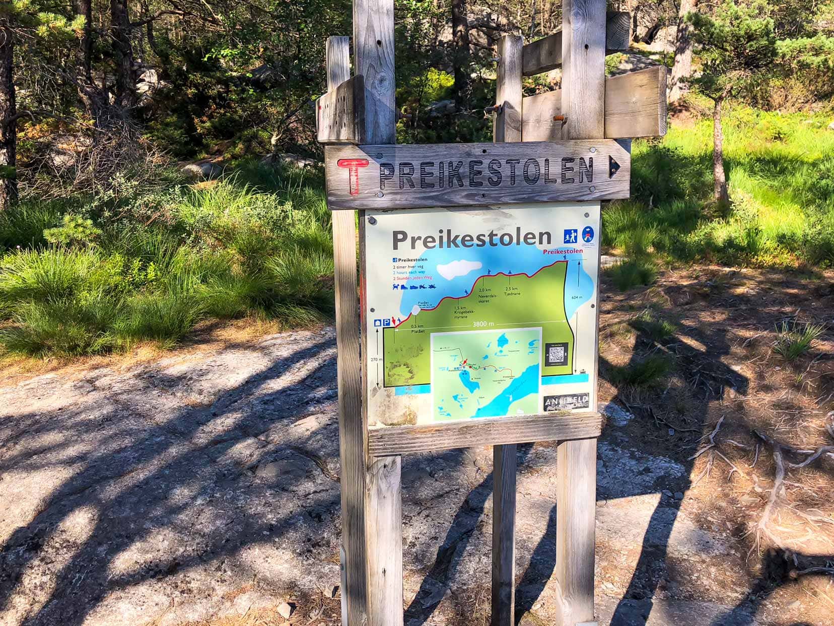 Is-Preikestolen-worth-visiting_trail sign