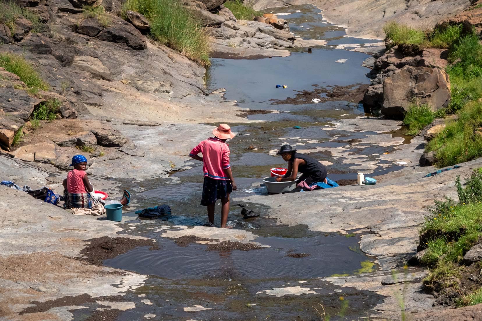 Lesotho_Basotho-women-washing-in-creek