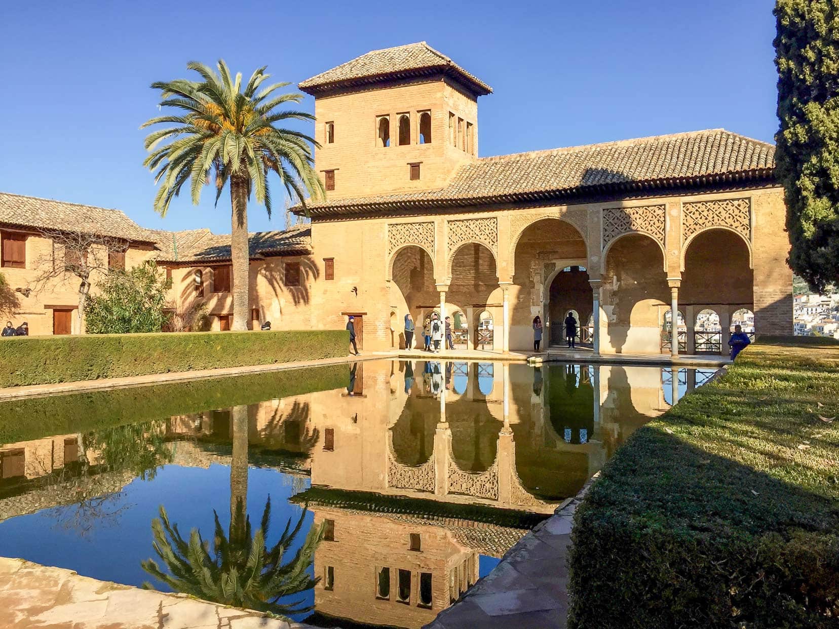 La-Alhambra-pool-reflections
