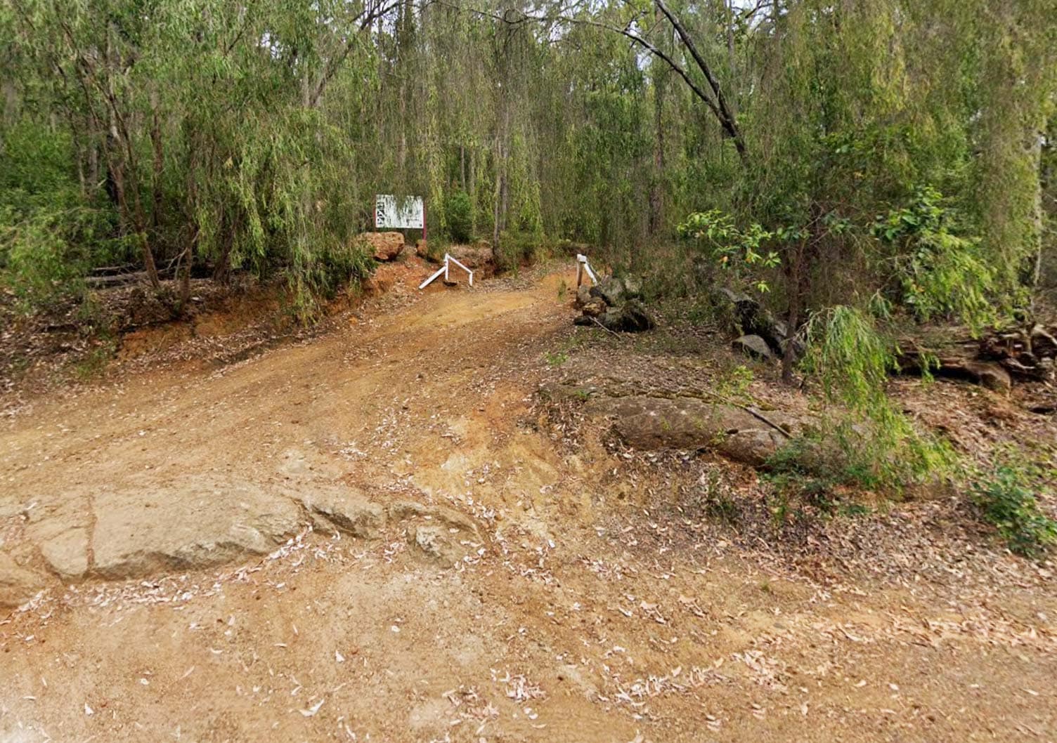 Entrance-to-Lennards-4WD-Track-