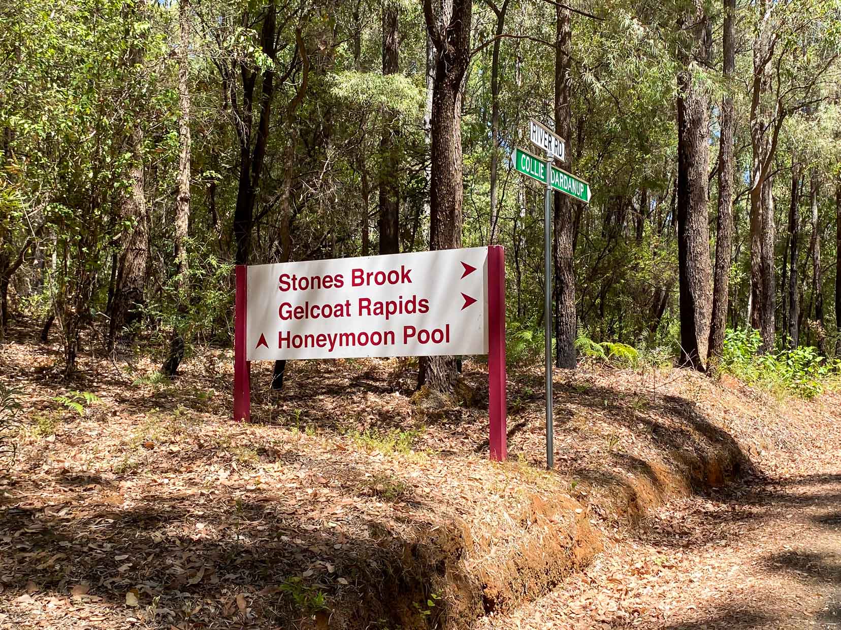 Honeymoon-Pools_road-sign