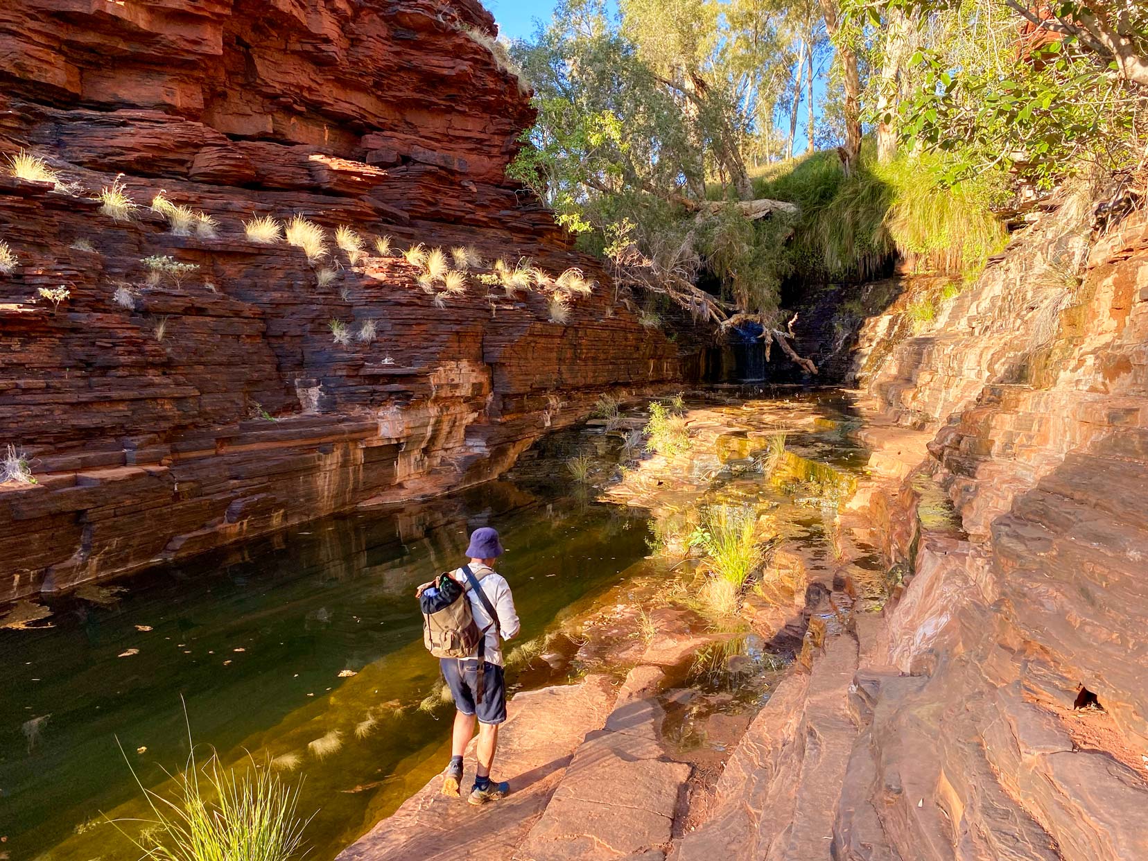 The small waterfall area of Kalamina Gorge - Lars walking on the edge towards the waterfall 