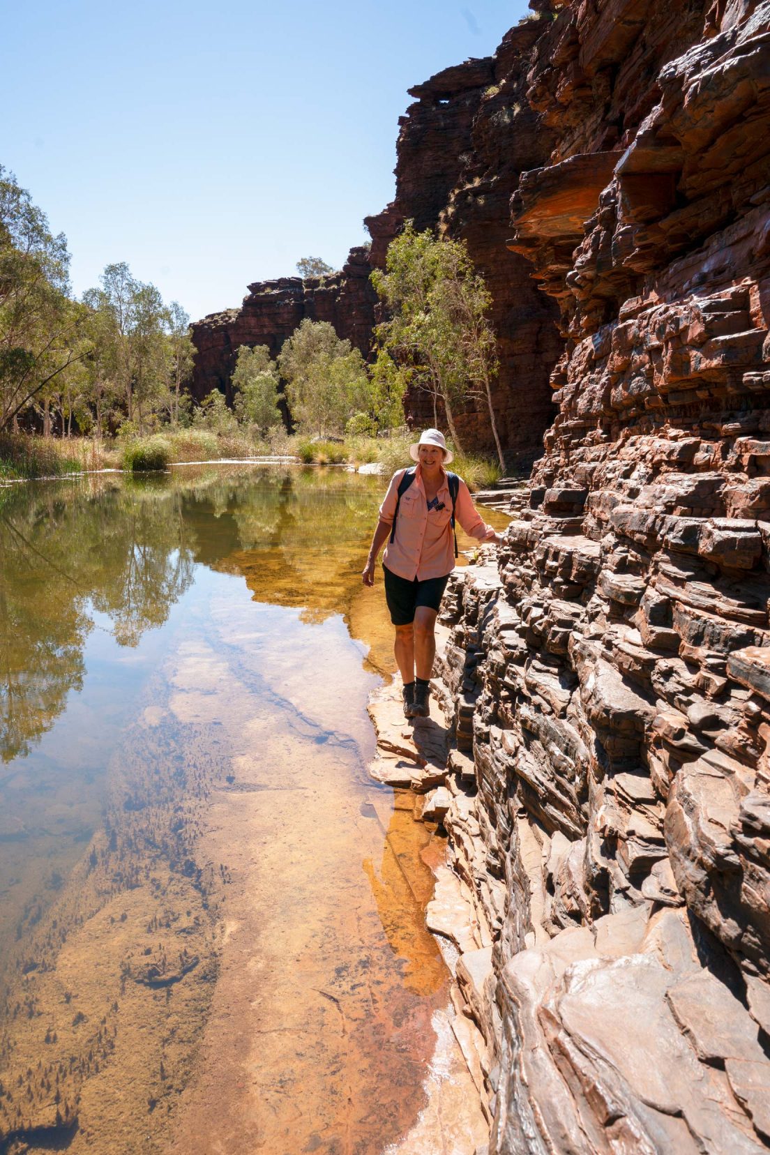 Kalamina-Gorge-Shelley-walking-on-edge